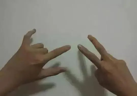 反手v字手势的含义是什么？