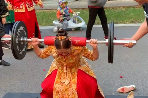 山东一新娘被罚举杠铃深蹲，超过10个每个100元，最终的结果如何？