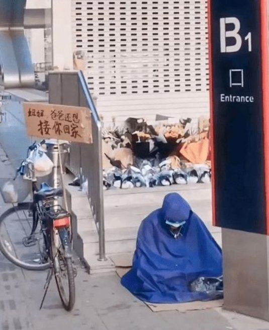 郑州雨衣爸爸亲手为女儿设计墓碑，此事背后有着怎样令人动容发故事？