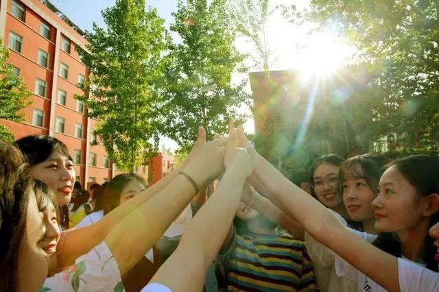 贵州一高三班长把全班名字写成诗，你如何看待这位班长的行为？