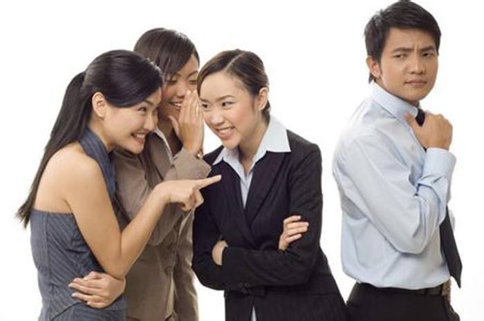 听到同事背后议论自己，是一笑而过还是当面指出？