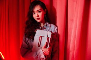 唐嫣晒秋天的第一份自拍，羊毛卷发减龄可爱，她目前在娱乐圈的境况如何？