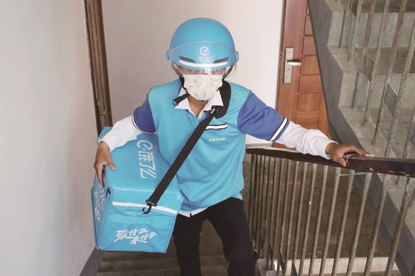 上海交大法学院的外卖小哥高帅旗，在带新生军训！他背后的家庭是怎样的？