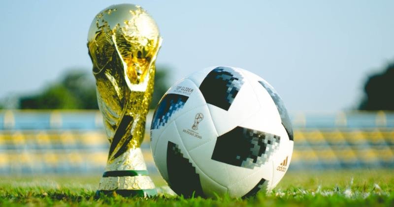 对阵德国，一日本球迷在场边写出标语感谢老板准假，有个好老板是何体验？