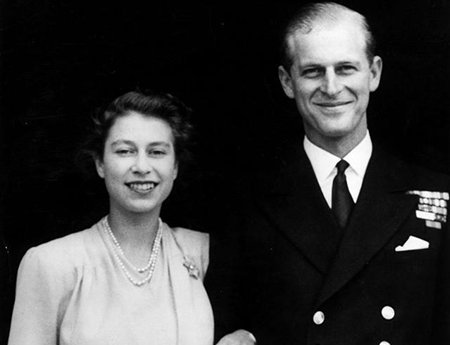 丈夫葬礼上94岁英女王车内抹泪，菲利普亲王比英女王大多少岁？