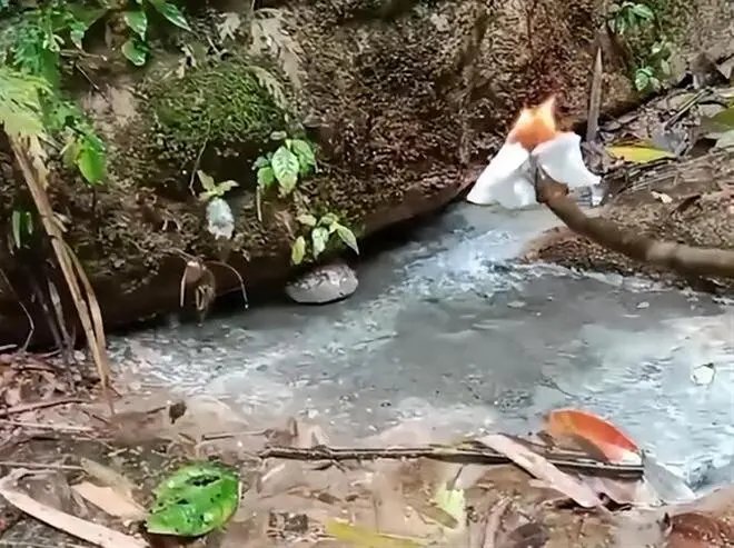 重庆涪陵区焦石镇一村庄的溪水冒泡竟能点燃，这是咋回事？