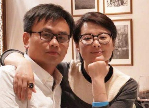 48岁袁立素颜前往医院，她老公是谁？