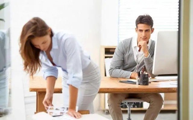 男领导潜规则下属,女下属该怎么办?