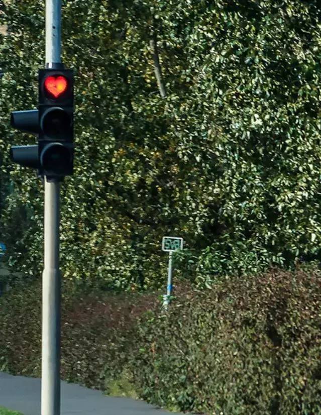 北京街头现爱心形状红绿灯，市民们的反响如何？