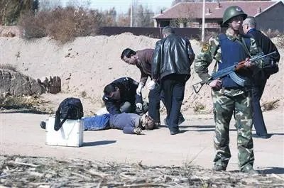 辽宁重刑犯越狱案休假狱警获刑喊冤，该案件中存在哪些疑点？
