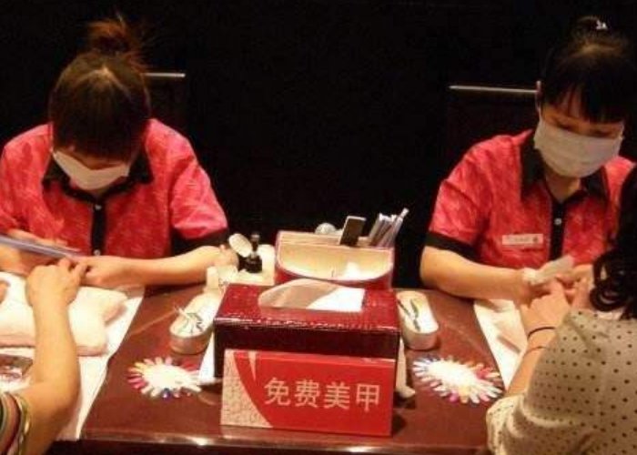 12万月薪店长刷屏，海底捞到底有多赚钱？