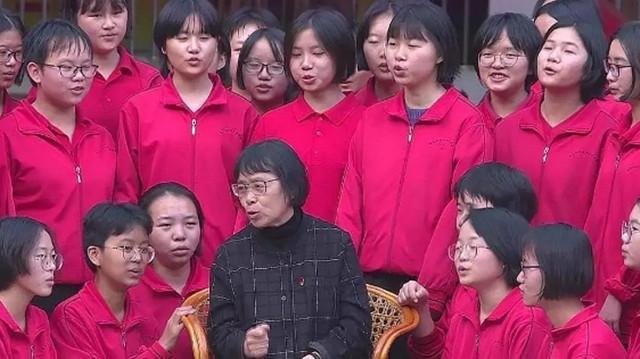 95后一名小伙用8000多张牌摆张桂梅画像，如何评价小伙的作品？