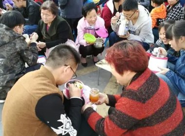 拎锅给儿子全宿舍送饭，如何看待这位妈妈的做法？有必要给孩子送饭吗？