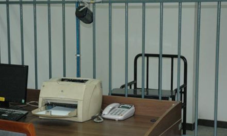 22岁的大学生看守所完成毕业论文答辩,触犯刑法的学生,学校会给处分吗?