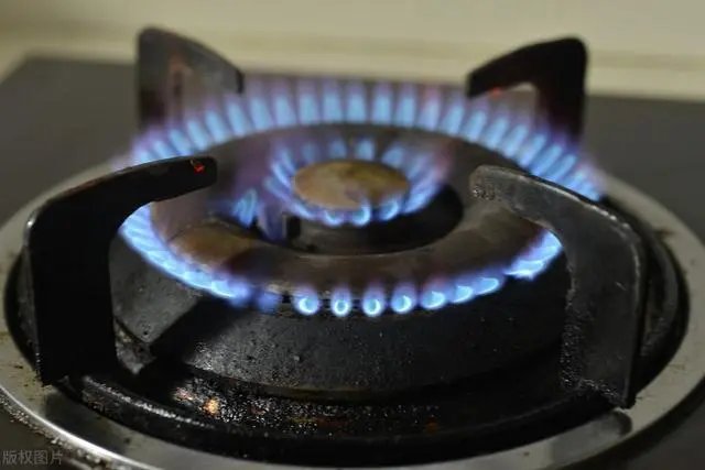 太震惊!女子外出9天:燃气没关还煮了一锅油,可能会酿成什么后果?