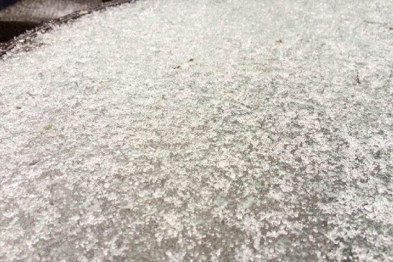 雨字头下面一个散是什么字？