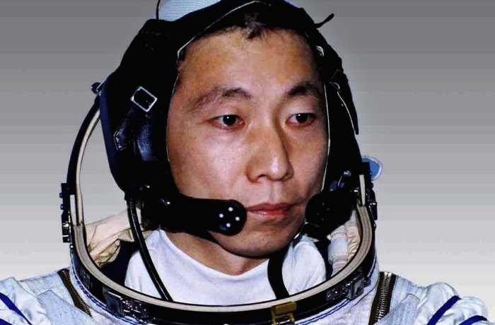 我国第一位进入太空的宇航员是谁