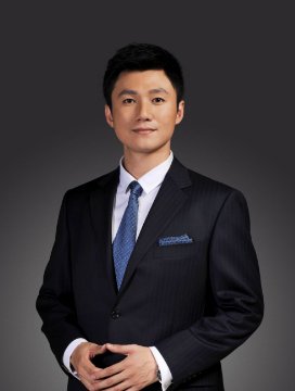 《军情解码》主持人个人背景是什么？