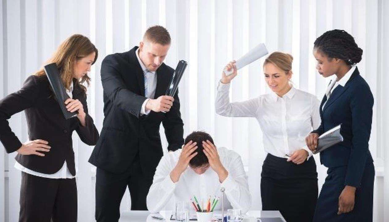 领导把一个纸团砸向一名员工，该员工立马扔回去了，员工做的对吗？