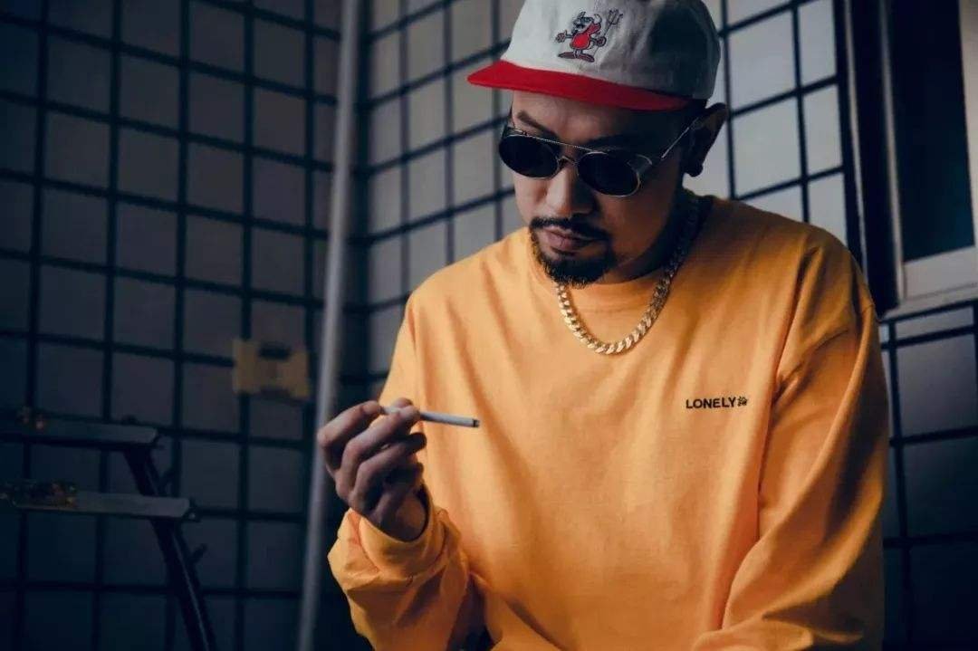 我是你爸爸真伟大养你这么大，你还不听话一天到晚去玩耍“是哪首歌的歌词？谁在七八十年代唱的？谢谢。