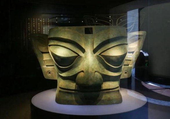 金面具上发现耳洞，耳洞的主要作用是什么？