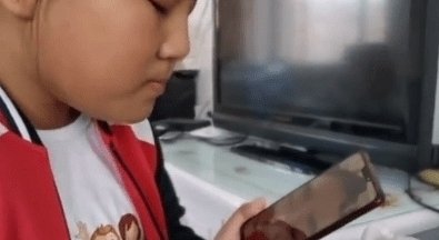 黑龙江女孩每天吃4个馒头为妈妈移植骨髓，小小年纪如此懂事有多难得？