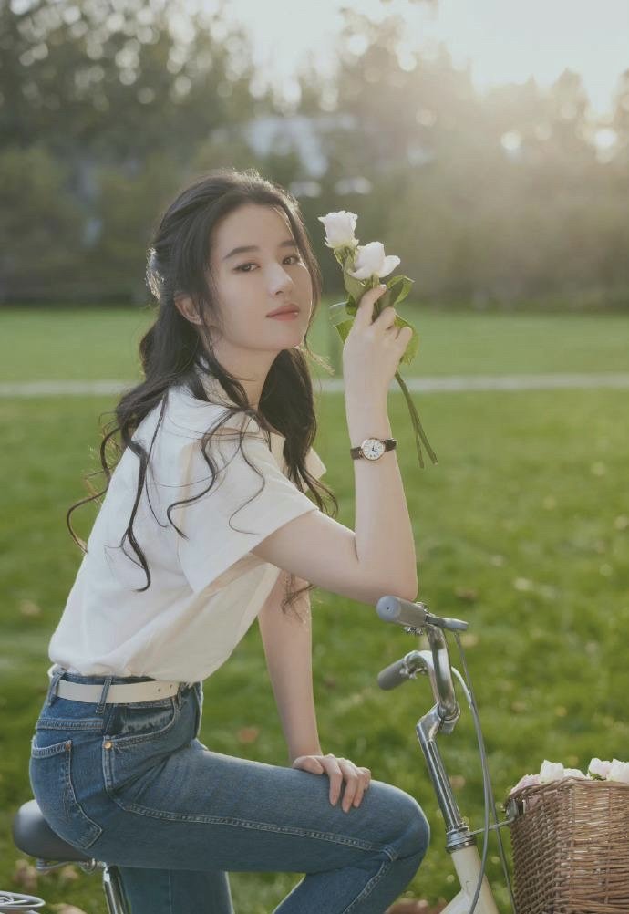 《去有风的地方》刘亦菲大理路透来了，她在片场是以怎样的造型亮相的？