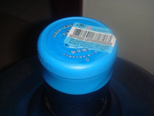 有谁知道怎么辨别蓝剑冰川时代矿泉水的真假？桶装的。