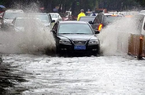 福建莆田突降大雨，街道积水成河，给当地的交通造成了哪些影响？
