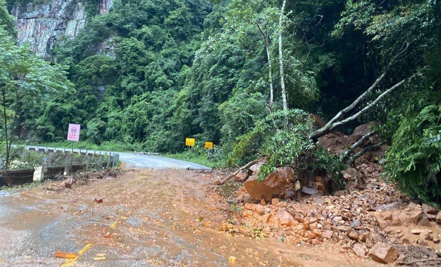 泸定地震引山体滑坡：路人拍下山石滚落瞬间，当地的灾情如何？