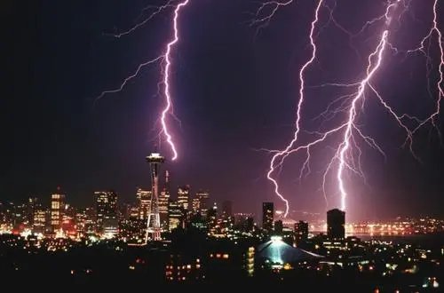 俄罗斯的一座住宅楼被闪电劈中，雨季雷电来临的时候，我们该怎样做？