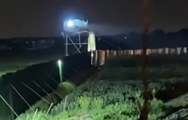 苏沪交界处架起临时“岗哨”，甚至还安排上了探照灯，当地疫情有多严峻？