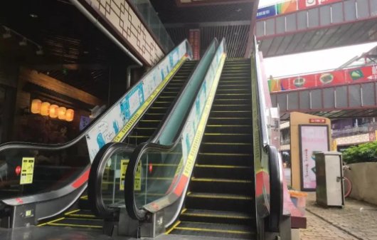 男童关停商场扶梯致女童摔倒，女童母亲谅解！为何能获得其谅解？