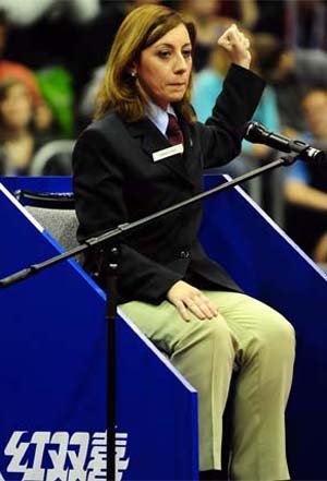 伦敦奥运会乒乓球女子单打的那个美女裁判是谁？（别回答两个名字。我是指那个决赛上举红牌那个）