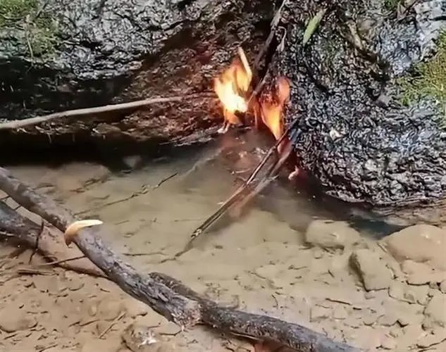 重庆涪陵区焦石镇一村庄的溪水冒泡竟能点燃，这是咋回事？