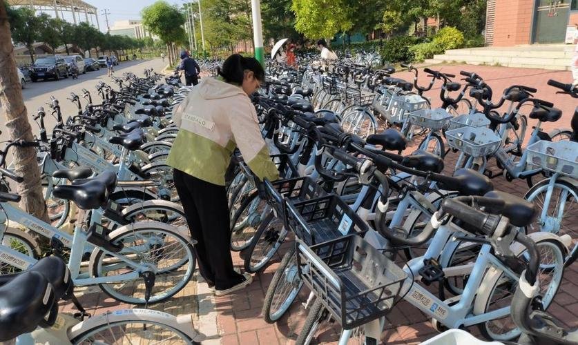 严重违规！南京一地铁口被大量共享单车堵死，提供方便的单车为何变样了？