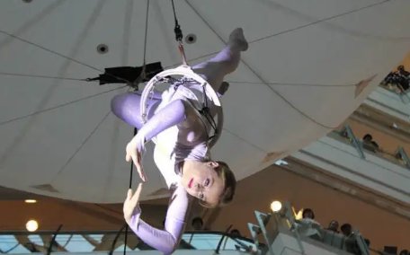 突发！俄女子表演空中特技时坠落，为何没有防护措施？