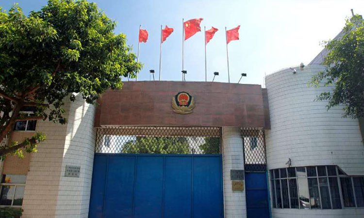 22岁的大学生看守所完成毕业论文答辩,触犯刑法的学生,学校会给处分吗?