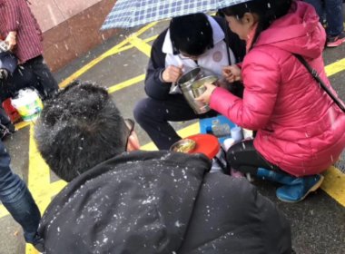 拎锅给儿子全宿舍送饭，如何看待这位妈妈的做法？有必要给孩子送饭吗？