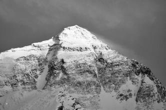 珠穆朗玛峰的争议事件