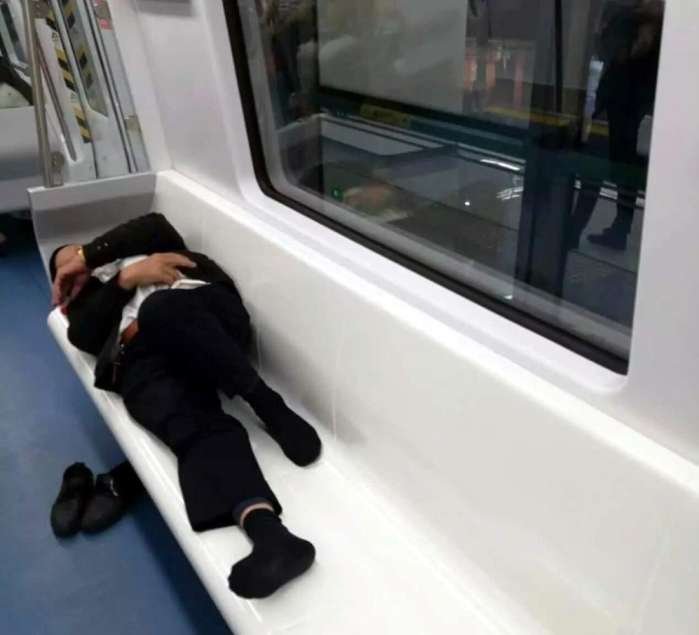 老太爬上地铁车厢行李架上蹭坐，现场到底发生了什么？