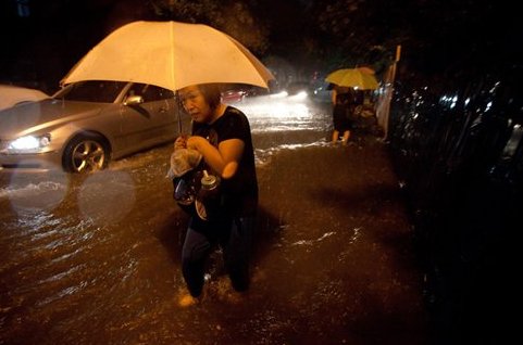 北京突发暴雨多车被淹,公交车进水,暴雨天市民该注意哪些安全问题?
