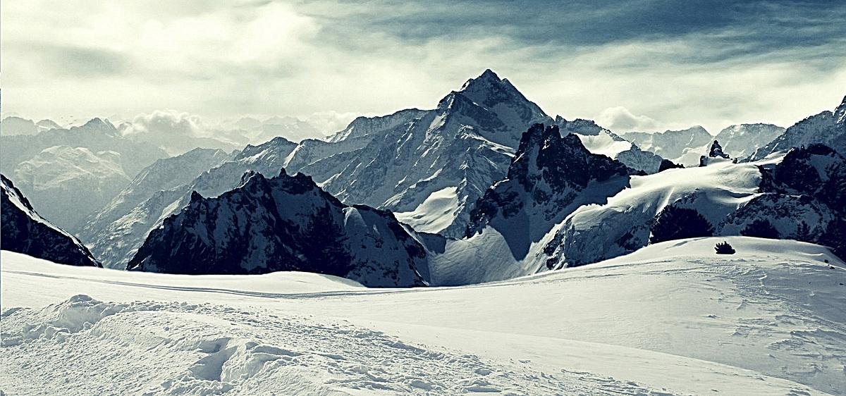 丽江玉龙雪山8月飘雪，为什么高山容易常年下雪