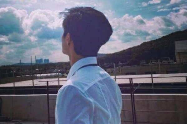 清华学生边骑车边用电脑,是真学霸还是无奈之举?