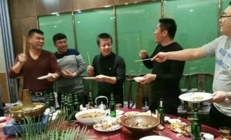 适合三个人左右晚上吃烧烤喝酒玩的小游戏有哪些？