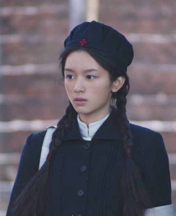 周也演的小护士“庄妍”,冻疮造型好真实,她在新剧中的表现如何?