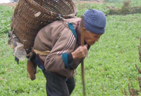 老人去世后家人整理遗物，发现一柜子零钱，老人生前有多节俭？