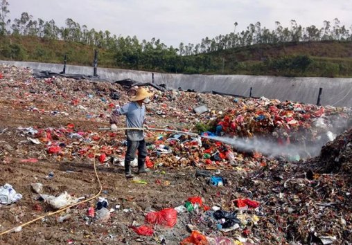 台风过后男子家中下水道喷垃圾，为何网友觉得好笑？