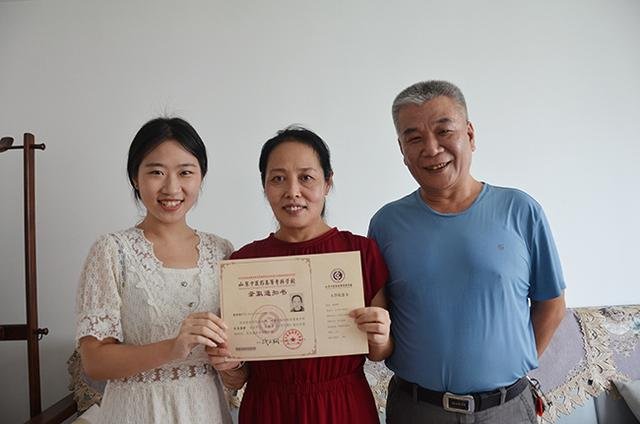 潍坊54岁妈妈考入女儿母校,变身“学妹”,背后有着怎样的励志故事?
