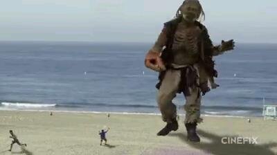 外国有不电影一个大怪兽从海里面出一个大蟹钳